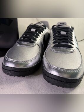Nike Women’s 7.5 Youth 6 Silver Metallic Low-Top Sneakers with Black Accents New